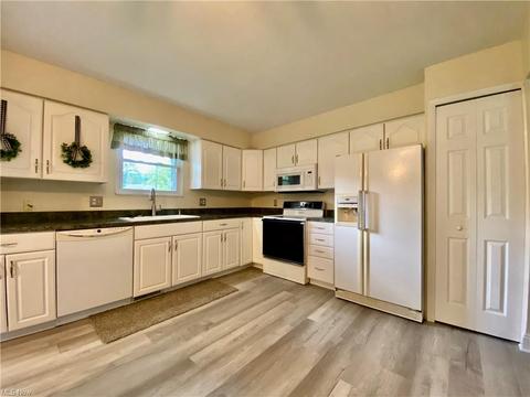 653 Augdon Dr, Elyria, OH 44035 photo 2