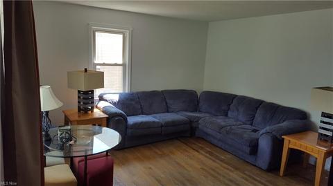 554 Como St, Struthers, OH 44471 photo 2