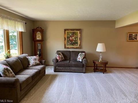 3910 Pine Forest Dr, Parma, OH 44134 photo 5