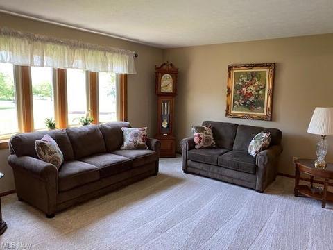 3910 Pine Forest Dr, Parma, OH 44134 photo 4