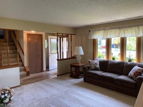 3910 Pine Forest Dr, Parma, OH 44134 photo 3