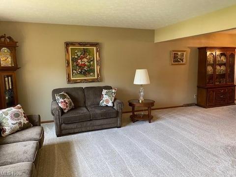 3910 Pine Forest Dr, Parma, OH 44134 photo 2