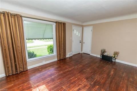 10814 Windham Rd, Parma, OH 44130 photo 4