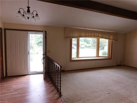 8200 Pinehurst Dr, Parma, OH 44129 photo 7