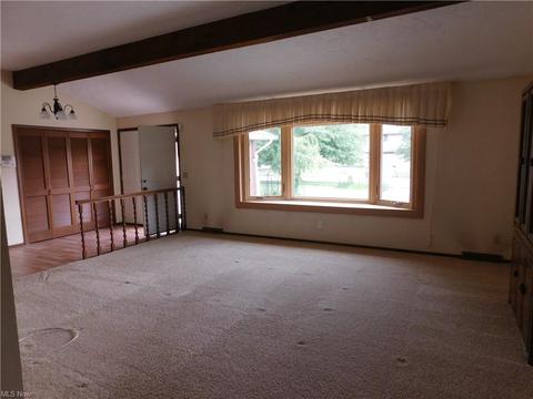 8200 Pinehurst Dr, Parma, OH 44129 photo 4