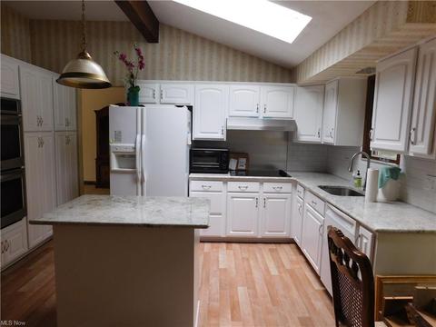 8200 Pinehurst Dr, Parma, OH 44129 photo 14