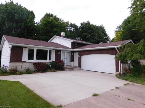 8200 Pinehurst Dr, Parma, OH 44129 photo 1