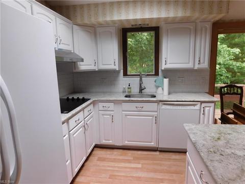 8200 Pinehurst Dr, Parma, OH 44129 photo 18