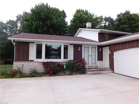 8200 Pinehurst Dr, Parma, OH 44129 photo 2