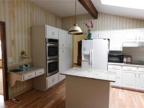8200 Pinehurst Dr, Parma, OH 44129 photo 15