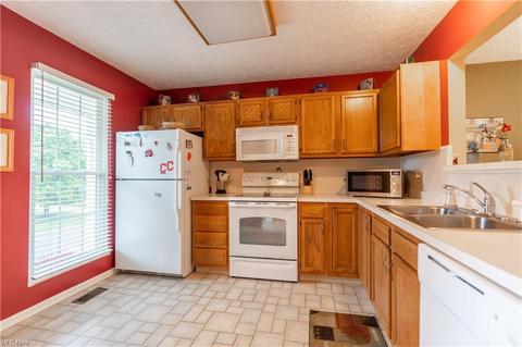 6435 Strawberry Fields Cir NE, Canton, OH 44721 photo 18