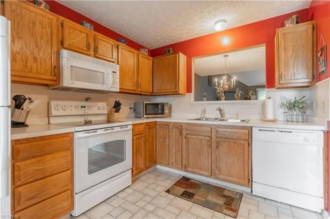 6435 Strawberry Fields Cir NE, Canton, OH 44721 photo 17