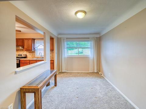 2965 Augustine Dr, Parma, OH 44134 photo 2
