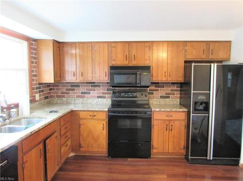 830 Salem Dr, Huron, OH 44839 photo 2