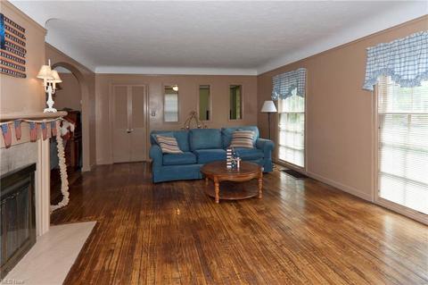 286 E 214th St, Euclid, OH 44123 photo 2