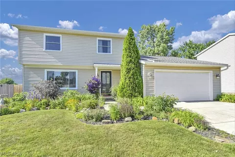 8084 Newcomb Dr, Parma, OH 44129 photo 2