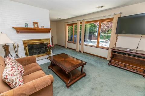 374 E Ridgewood Dr, Seven Hills, OH 44131 photo 3