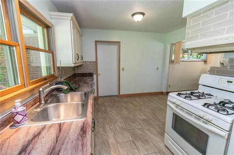 374 E Ridgewood Dr, Seven Hills, OH 44131 photo 7