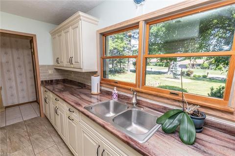 374 E Ridgewood Dr, Seven Hills, OH 44131 photo 9