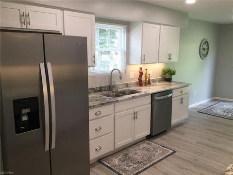 301 Xavier St, Elyria, OH 44035 photo 2