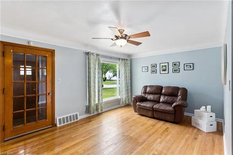 386 E 271st St, Euclid, OH 44132 photo 2