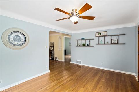 386 E 271st St, Euclid, OH 44132 photo 4