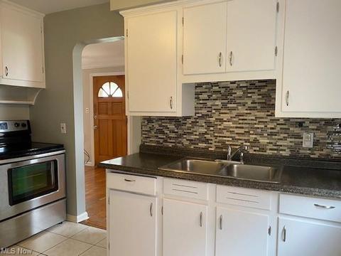 8111 Essen Ave, Parma, OH 44129 photo 6