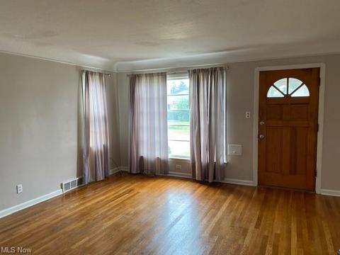 8111 Essen Ave, Parma, OH 44129 photo 2