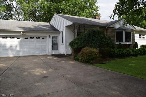 35 Taylor Rd, Barberton, OH 44203 photo 2