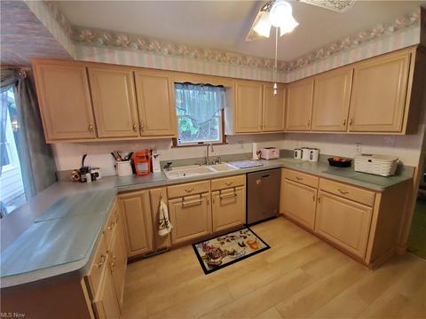 6740 Donna Rae Dr, Seven Hills, OH 44131 photo 4