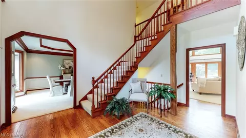 7489 Rollingbrook Trl, Solon, OH 44139 photo 2