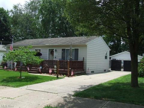 882 Jean Ave, Akron, OH 44310 photo 2