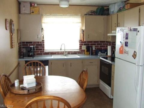 882 Jean Ave, Akron, OH 44310 photo 7