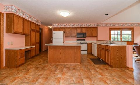 411 Summit St, Wadsworth, OH 44281 photo 2