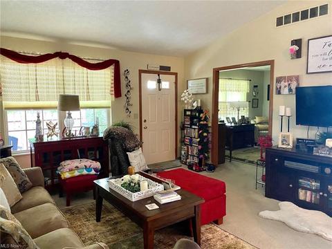 105 Bentley Dr, Elyria, OH 44035 photo 3
