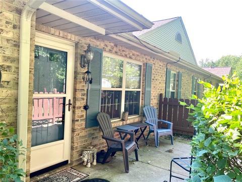 105 Bentley Dr, Elyria, OH 44035 photo 2