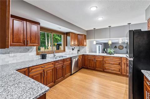 7018 Edgecliff Dr, Parma, OH 44134 photo 8