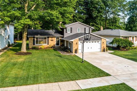 7018 Edgecliff Dr, Parma, OH 44134 photo 1