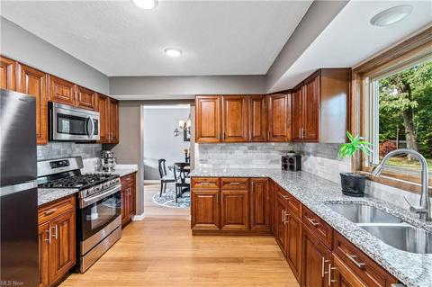 7018 Edgecliff Dr, Parma, OH 44134 photo 9