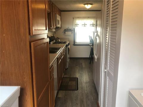 17 Lake Hurst Dr, Ashtabula, OH 44004 photo 2