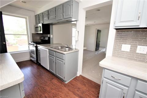 557 Ohio St, Elyria, OH 44035 photo 4