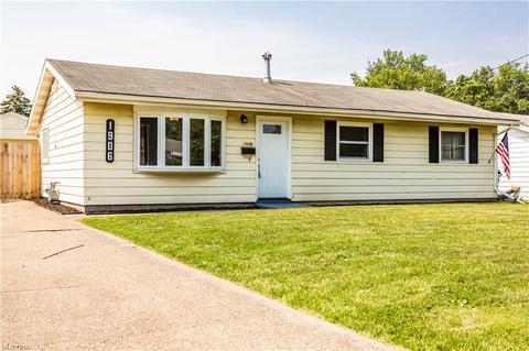1906 Homewood Dr, Lorain, OH 44055 photo 1