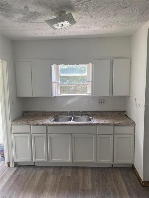 989 Peerless Ave, Akron, OH 44320 photo 10