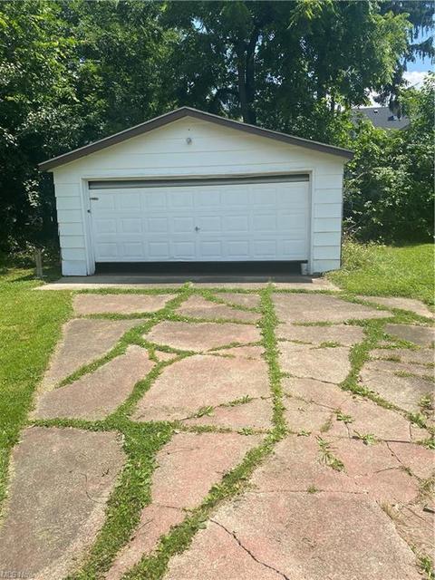 989 Peerless Ave, Akron, OH 44320 photo 5
