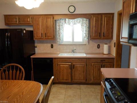 3366 Knowles Dr, Parma, OH 44134 photo 4