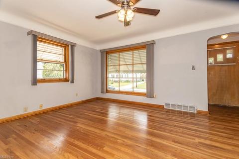825 E 237th St, Euclid, OH 44123 photo 4