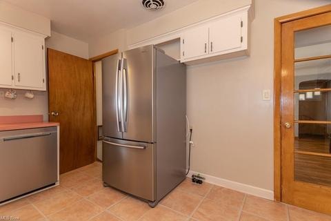 825 E 237th St, Euclid, OH 44123 photo 7