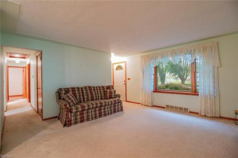 39553 Robert Ln, Elyria, OH 44035 photo 2