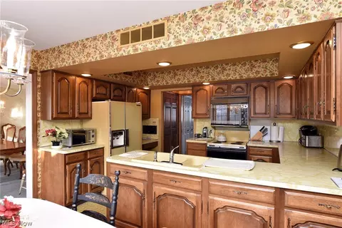 1725 Turnberry Cir NW, Canton, OH 44708 photo 11