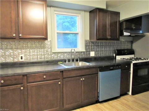 677 Patterson Ave, Akron, OH 44310 photo 5